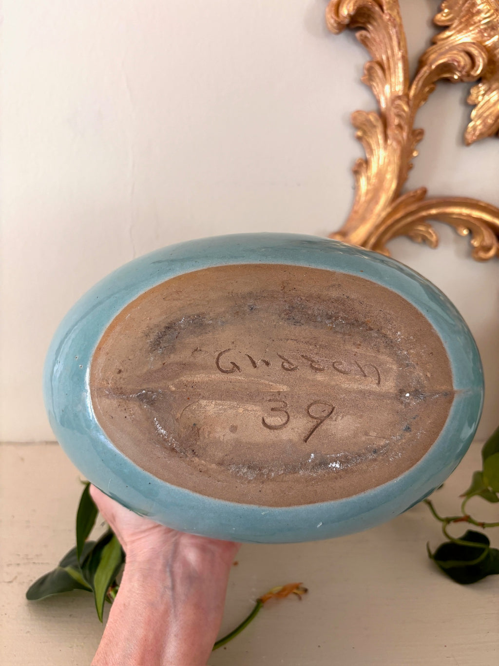 Base of Glidden Pottery bowl showing incised "Glidden 39" mark on unglazed clay.