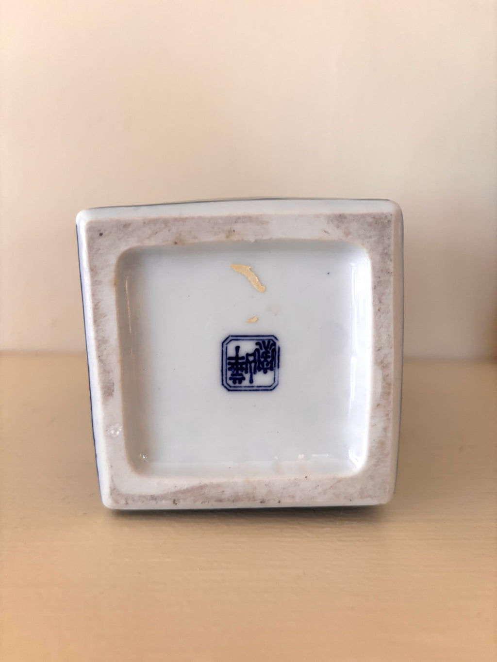  Recessed base of the blue and white porcelain vase with a blue painted four-character mark.