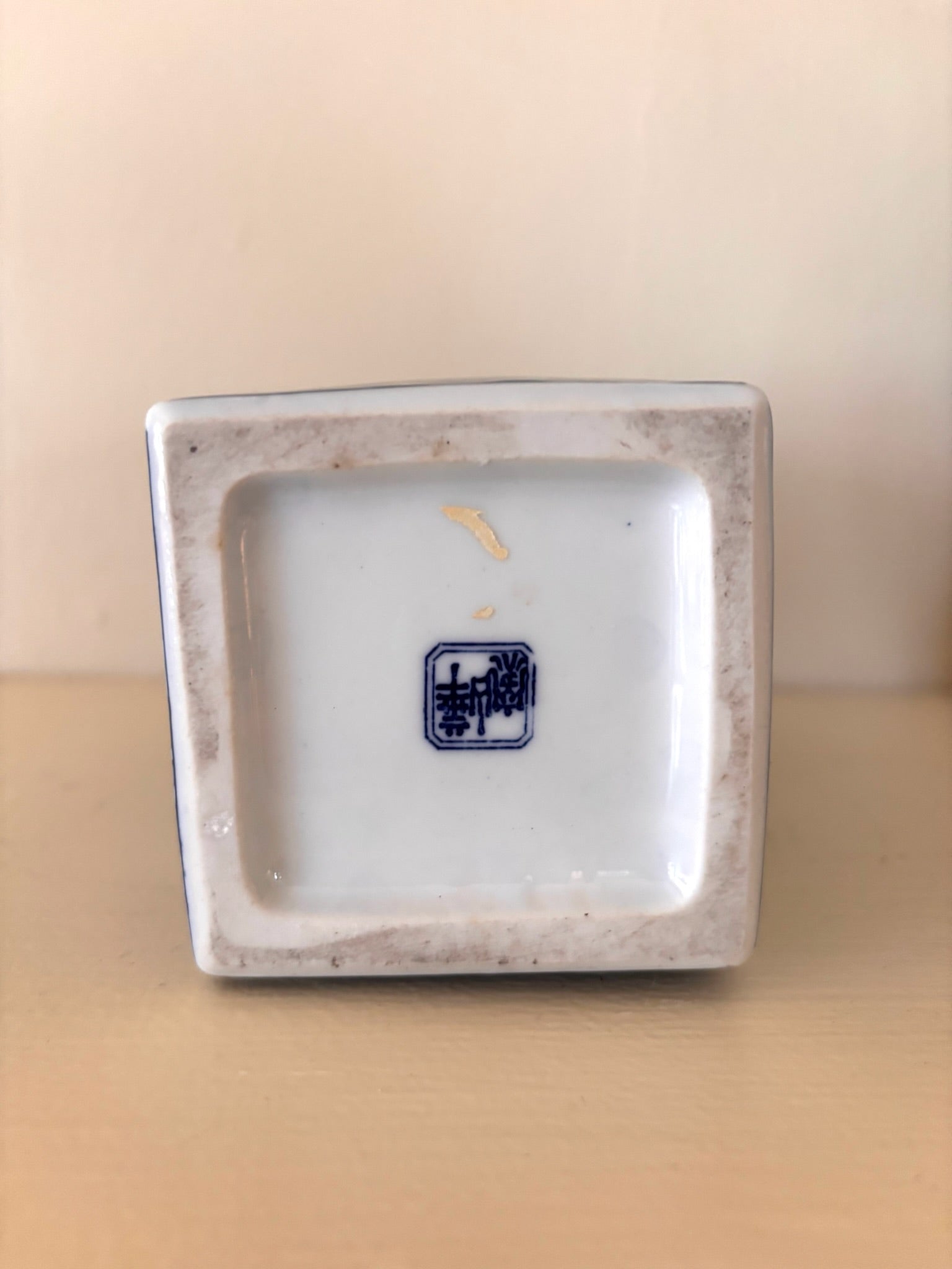  Recessed base of the blue and white porcelain vase with a blue painted four-character mark.