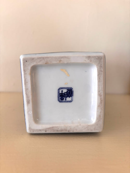  Recessed base of the blue and white porcelain vase with a blue painted four-character mark.